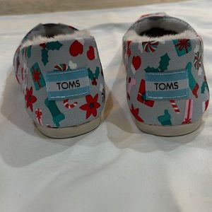 NEW! TOMs Christmas alpargatas. Fur-lined, cozy, and colorful. Size 5.